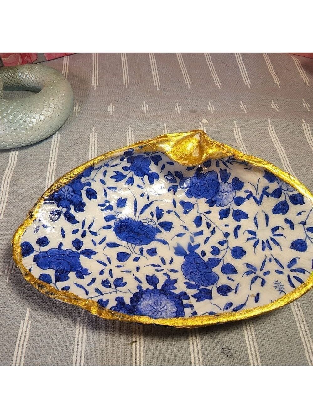 DECOUPAGE CLAM SHELL DECOUPAGE BLUE FLOWERS 💐 ON A CLAM SHELL TRINKET DISH - Picture 4 of 10